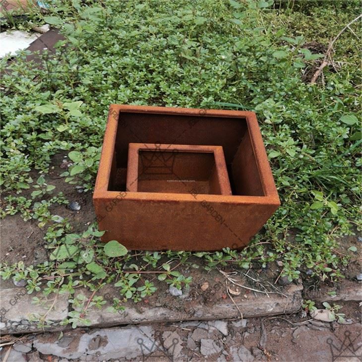 Kovová krabica na rastliny