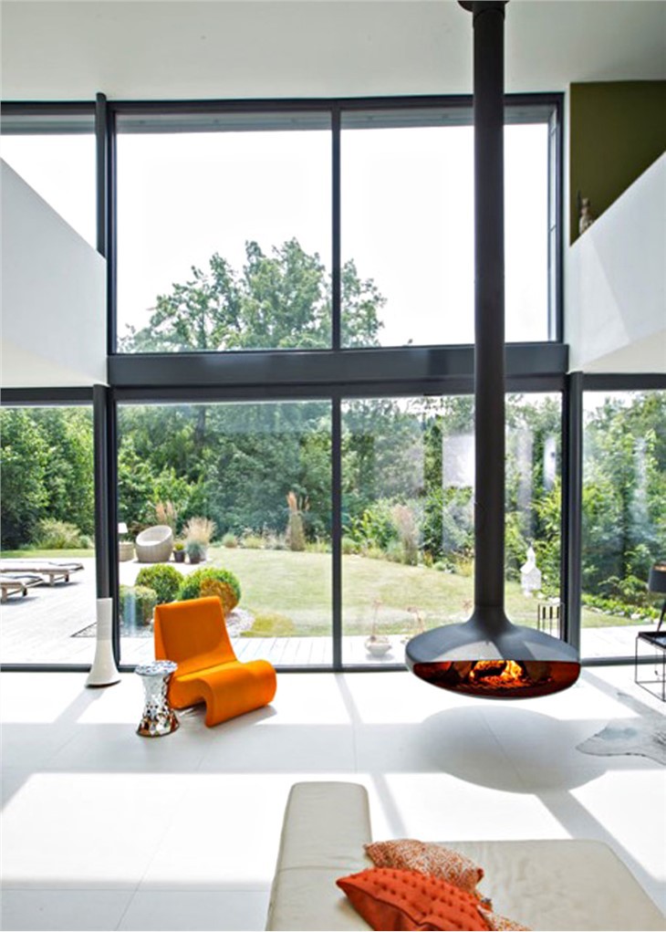 Otočný závesný krb