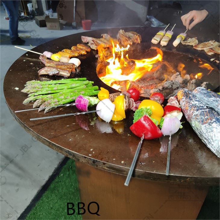 Malý nerezový gril na drevené uhlie