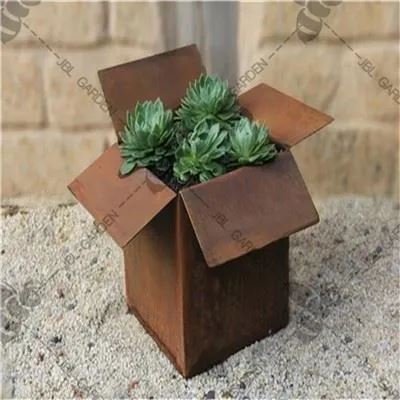 Čierna kovová okenná schránka