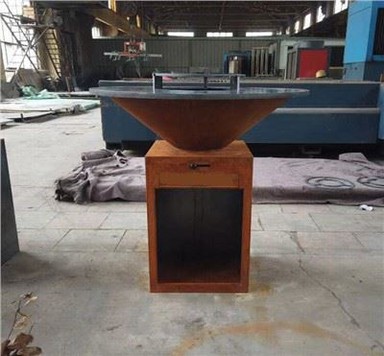 Veľký hrdzavý corten kovový gril na grilovanie