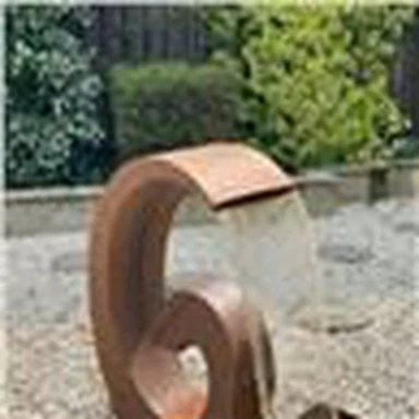 Moderná veľká vonkajšia záhradná kovová fontána