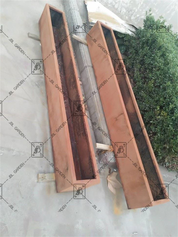 Oceľový žľab na kvetináč