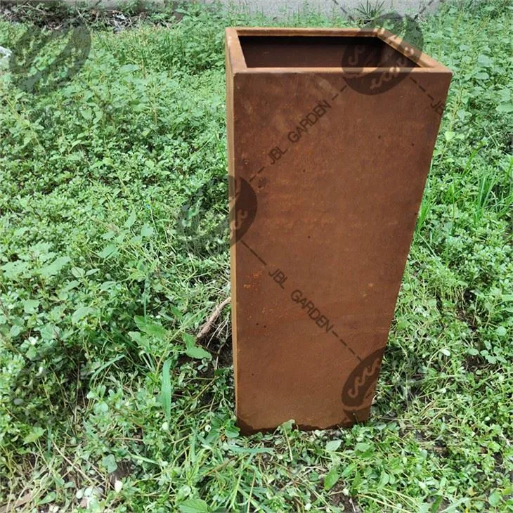 Drevený a pozinkovaný kvetináč