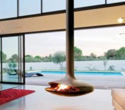 Závesný krb v interiéri