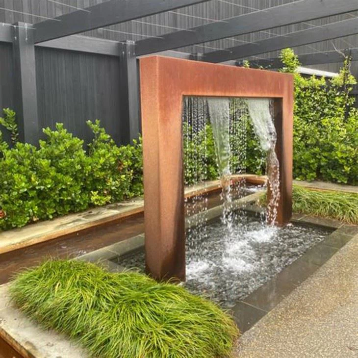 Cortenova dažďová fontána v prírodnom štýle