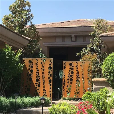 Kovový zhrdzavený oceľový plot