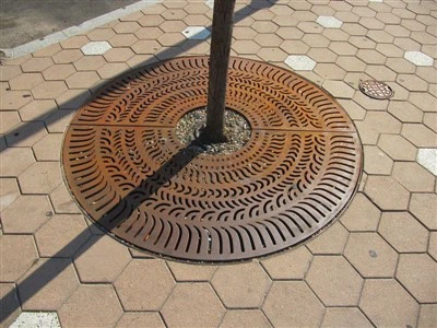 Kovová oceľová mriežka na stromček